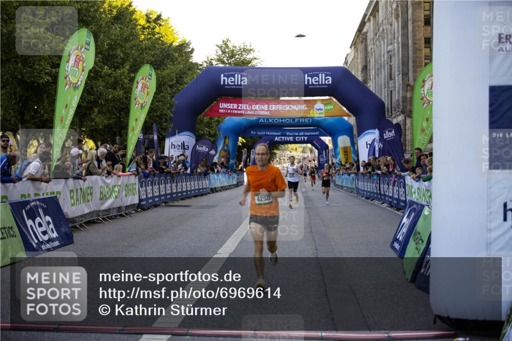 01.09.2024 - BARMER Alsterlauf Kathrin Stürmer Photography http://msf.ph/oto/6969614 01.09.2024 09:37:44 Ziel 2207, 2504, 2613, 3446, 3473, 3629, 3640, 3810, 4119, 4370, 4374, 4415, 4416, 4545, 4595, 4622, 4848, 4861, 4935, 5015, 8040, 8169, 8176, 8205, 8228, 8250, 8306, 3095, 3177, 4250, 4792, 5047 meine-sportfotos.de