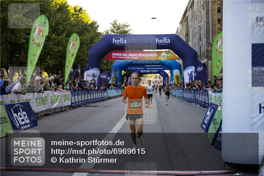 01.09.2024 - BARMER Alsterlauf Kathrin Stürmer Photography http://msf.ph/oto/6969615 01.09.2024 09:37:44 Ziel 2207, 2504, 2613, 3446, 3473, 3629, 3640, 3810, 4119, 4370, 4374, 4415, 4416, 4545, 4595, 4622, 4848, 4861, 4935, 5015, 8040, 8169, 8176, 8205, 8228, 8250, 8306, 3095, 3177, 4250, 4792, 5047 meine-sportfotos.de