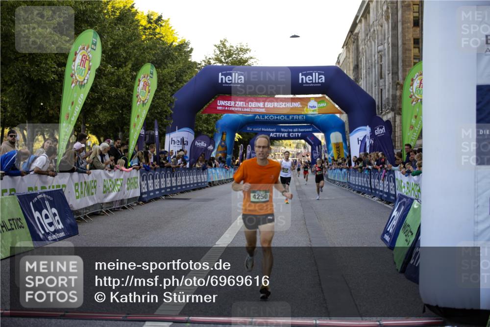 01.09.2024 - BARMER Alsterlauf Kathrin Stürmer Photography http://msf.ph/oto/6969616 01.09.2024 09:37:44 Ziel 2207, 2504, 2613, 3446, 3473, 3629, 3640, 3810, 4119, 4370, 4374, 4415, 4416, 4545, 4595, 4622, 4848, 4861, 4935, 5015, 8040, 8169, 8176, 8205, 8228, 8250, 8306, 3095, 3177, 4250, 4792, 5047 meine-sportfotos.de