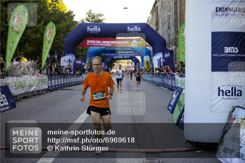 01.09.2024 - BARMER Alsterlauf Kathrin Stürmer Photography http://msf.ph/oto/6969618 01.09.2024 09:37:45 Ziel 2168, 2207, 2504, 2613, 3446, 3473, 3629, 3640, 3810, 3891, 4119, 4337, 4370, 4374, 4415, 4416, 4545, 4595, 4622, 4848, 4861, 4935, 5015, 8040, 8169, 8176, 8205, 8228, 8250, 8306, 3095, 3177, 4250, 4792 meine-sportfotos.de