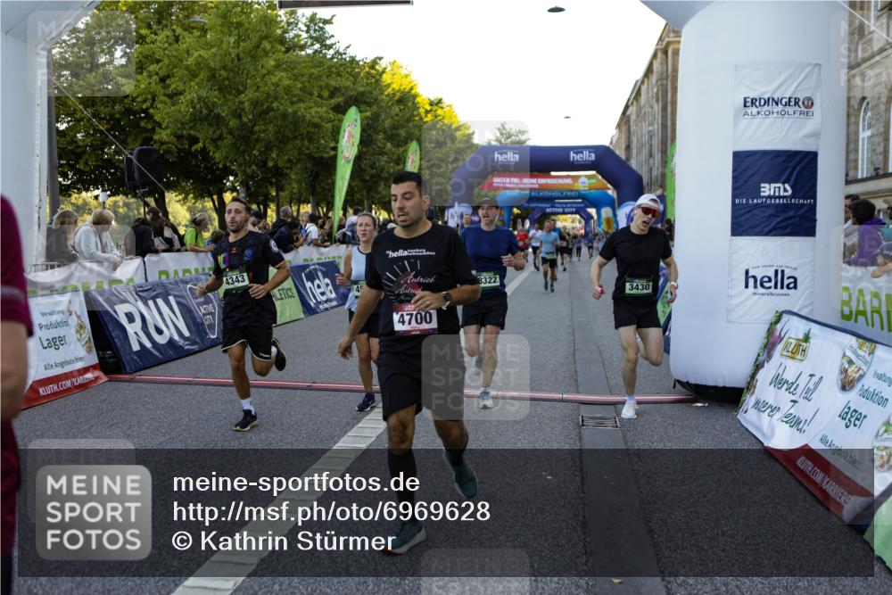 01.09.2024 - BARMER Alsterlauf Kathrin Stürmer Photography http://msf.ph/oto/6969628 01.09.2024 09:52:11 Ziel 2267, 2343, 2615, 2681, 2703, 2716, 2745, 2774, 2917, 2954, 2961, 2962, 3061, 3063, 3122, 3242, 3389, 3600, 3678, 3723, 3839, 3930, 4028, 4039, 4215, 4314, 4656, 4961, 5053, 5079, 5121, 5190, 8041, 8282, 8356, 2070, 2334, 3130, 3253, 3397, 3430, 3496, 3942, 4058, 4343, 4536, 4649, 4700, 5184, 5268, 8322 meine-sportfotos.de