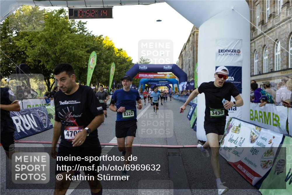 01.09.2024 - BARMER Alsterlauf Kathrin Stürmer Photography http://msf.ph/oto/6969632 01.09.2024 09:52:11 Ziel 2267, 2343, 2615, 2681, 2703, 2716, 2745, 2774, 2917, 2954, 2961, 2962, 3061, 3063, 3122, 3242, 3389, 3600, 3678, 3723, 3839, 3930, 4028, 4039, 4215, 4314, 4656, 4961, 5053, 5079, 5121, 5190, 8041, 8282, 8356, 2070, 2334, 3130, 3253, 3397, 3430, 3496, 3942, 4058, 4343, 4536, 4649, 4700, 5184, 5268, 8322 meine-sportfotos.de