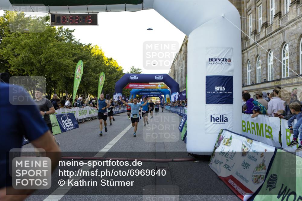 01.09.2024 - BARMER Alsterlauf Kathrin Stürmer Photography http://msf.ph/oto/6969640 01.09.2024 09:52:13 Ziel 2267, 2343, 2615, 2681, 2703, 2716, 2745, 2774, 2917, 2954, 2961, 2962, 3061, 3063, 3242, 3389, 3600, 3678, 3723, 3839, 3930, 4028, 4039, 4314, 4656, 4961, 5053, 5121, 5190, 8041, 8282, 8356, 2070, 2082, 2334, 3130, 3253, 3397, 3430, 3496, 3691, 4058, 4343, 4536, 4649, 4700, 4942, 5184, 5268, 8322 meine-sportfotos.de