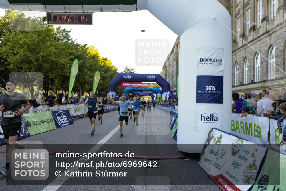 01.09.2024 - BARMER Alsterlauf Kathrin Stürmer Photography http://msf.ph/oto/6969642 01.09.2024 09:52:13 Ziel 2267, 2343, 2615, 2681, 2703, 2716, 2745, 2774, 2917, 2954, 2961, 2962, 3061, 3063, 3242, 3389, 3600, 3678, 3723, 3839, 3930, 4028, 4039, 4314, 4656, 4961, 5053, 5121, 5190, 8041, 8282, 8356, 2070, 2082, 2334, 3130, 3253, 3397, 3430, 3496, 3691, 4058, 4343, 4536, 4649, 4700, 4942, 5184, 5268, 8322 meine-sportfotos.de