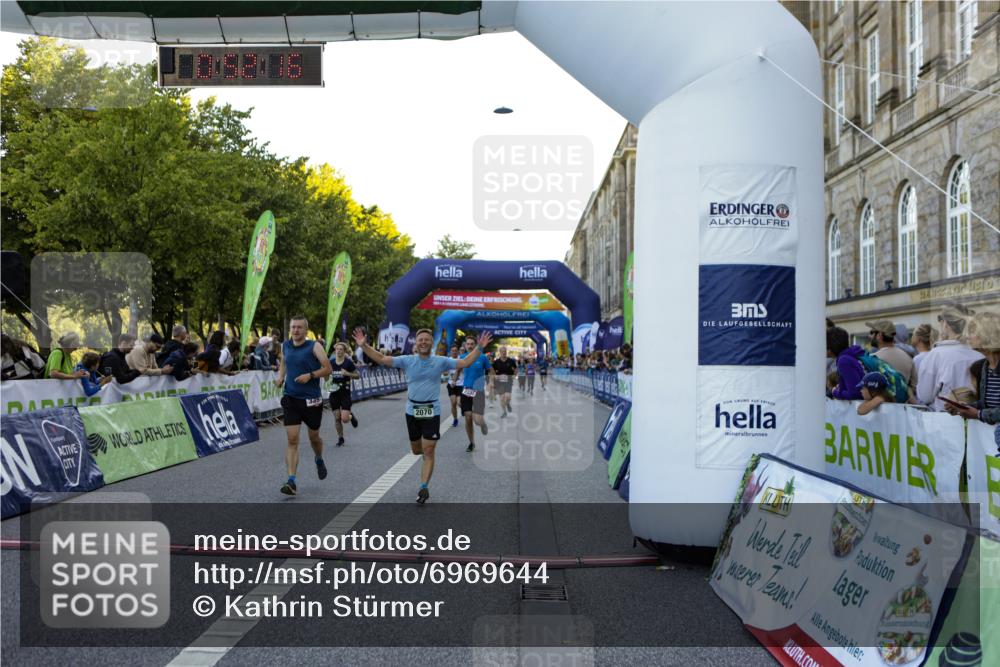 01.09.2024 - BARMER Alsterlauf Kathrin Stürmer Photography http://msf.ph/oto/6969644 01.09.2024 09:52:13 Ziel 2267, 2343, 2615, 2681, 2703, 2716, 2745, 2774, 2917, 2954, 2961, 2962, 3061, 3063, 3242, 3389, 3600, 3678, 3723, 3839, 3930, 4028, 4039, 4314, 4656, 4961, 5053, 5121, 5190, 8041, 8282, 8356, 2070, 2082, 2334, 3130, 3253, 3397, 3430, 3496, 3691, 4058, 4343, 4536, 4649, 4700, 4942, 5184, 5268, 8322 meine-sportfotos.de