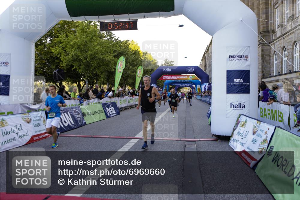01.09.2024 - BARMER Alsterlauf Kathrin Stürmer Photography http://msf.ph/oto/6969660 01.09.2024 09:52:35 Ziel 2583, 2607, 2735, 2737, 2778, 2880, 3279, 3420, 3507, 3635, 3778, 3823, 3843, 4248, 4288, 4427, 4712, 4741, 4986, 5187, 5234, 8028, 8066, 2188, 2429, 2453, 3037, 3235, 3720, 3858, 4200, 4369, 4658, 4864, 4933, 5086, 5236, 8095, 8098, 8269 meine-sportfotos.de