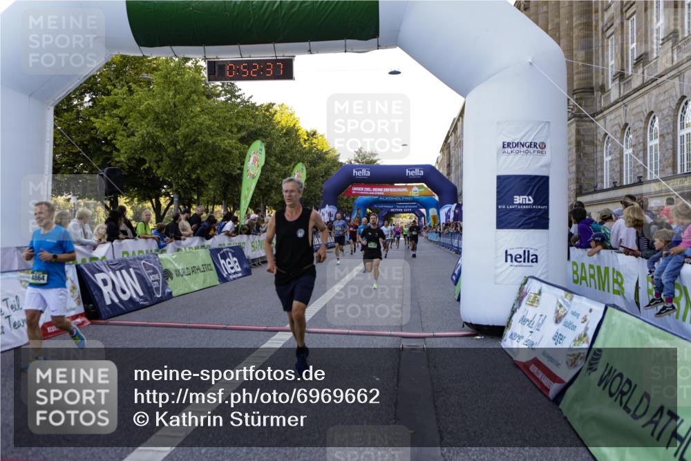 01.09.2024 - BARMER Alsterlauf Kathrin Stürmer Photography http://msf.ph/oto/6969662 01.09.2024 09:52:35 Ziel 2583, 2607, 2735, 2737, 2778, 2880, 3279, 3420, 3507, 3635, 3778, 3823, 3843, 4248, 4288, 4427, 4712, 4741, 4986, 5187, 5234, 8028, 8066, 2188, 2429, 2453, 3037, 3235, 3720, 3858, 4200, 4369, 4658, 4864, 4933, 5086, 5236, 8095, 8098, 8269 meine-sportfotos.de