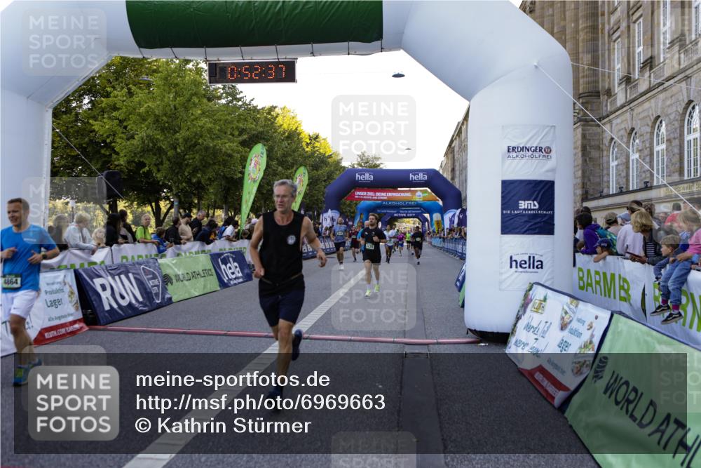01.09.2024 - BARMER Alsterlauf Kathrin Stürmer Photography http://msf.ph/oto/6969663 01.09.2024 09:52:35 Ziel 2583, 2607, 2735, 2737, 2778, 2880, 3279, 3420, 3507, 3635, 3778, 3823, 3843, 4248, 4288, 4427, 4712, 4741, 4986, 5187, 5234, 8028, 8066, 2188, 2429, 2453, 3037, 3235, 3720, 3858, 4200, 4369, 4658, 4864, 4933, 5086, 5236, 8095, 8098, 8269 meine-sportfotos.de