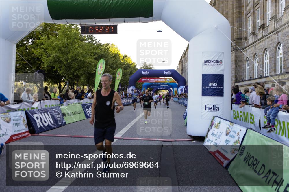 01.09.2024 - BARMER Alsterlauf Kathrin Stürmer Photography http://msf.ph/oto/6969664 01.09.2024 09:52:35 Ziel 2583, 2607, 2735, 2737, 2778, 2880, 3279, 3420, 3507, 3635, 3778, 3823, 3843, 4248, 4288, 4427, 4712, 4741, 4986, 5187, 5234, 8028, 8066, 2188, 2429, 2453, 3037, 3235, 3720, 3858, 4200, 4369, 4658, 4864, 4933, 5086, 5236, 8095, 8098, 8269 meine-sportfotos.de