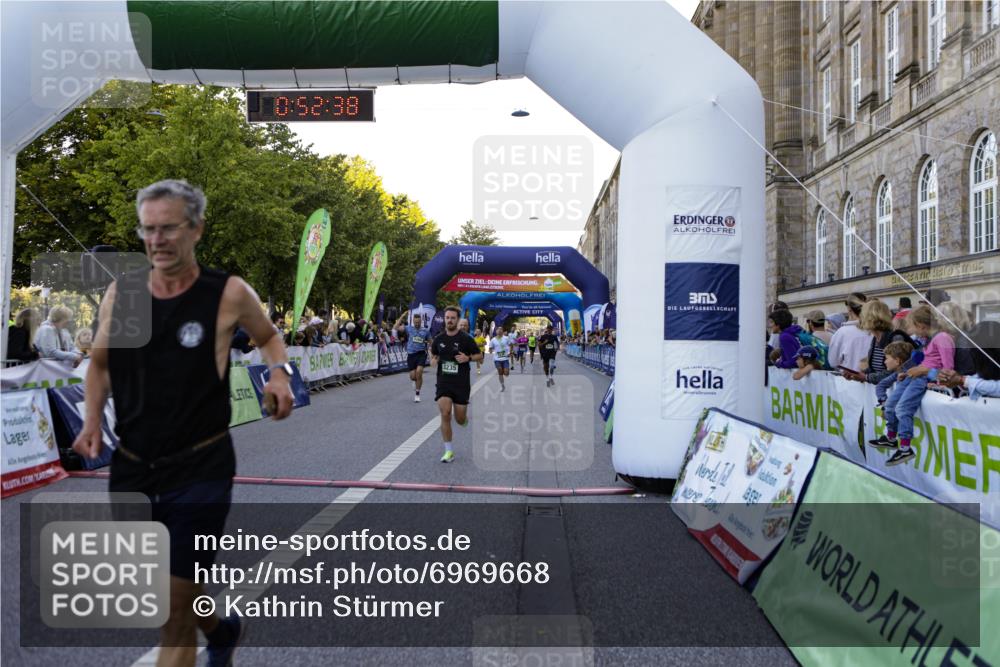 01.09.2024 - BARMER Alsterlauf Kathrin Stürmer Photography http://msf.ph/oto/6969668 01.09.2024 09:52:36 Ziel 2583, 2607, 2735, 2737, 2778, 2880, 3279, 3507, 3635, 3778, 3823, 3843, 4248, 4288, 4427, 4712, 4741, 4986, 5187, 5234, 8028, 8066, 2188, 2453, 3037, 3235, 3716, 3720, 3858, 4077, 4200, 4658, 4864, 4933, 5086, 5236, 8095, 8098, 8269 meine-sportfotos.de