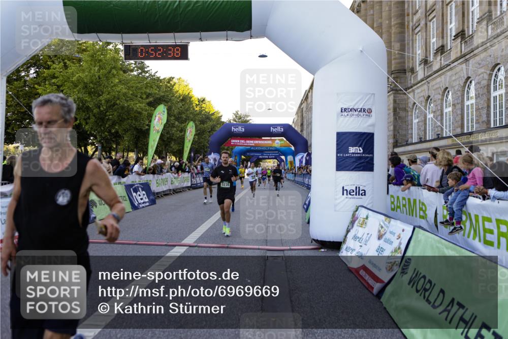 01.09.2024 - BARMER Alsterlauf Kathrin Stürmer Photography http://msf.ph/oto/6969669 01.09.2024 09:52:36 Ziel 2583, 2607, 2735, 2737, 2778, 2880, 3279, 3507, 3635, 3778, 3823, 3843, 4248, 4288, 4427, 4712, 4741, 4986, 5187, 5234, 8028, 8066, 2188, 2453, 3037, 3235, 3716, 3720, 3858, 4077, 4200, 4658, 4864, 4933, 5086, 5236, 8095, 8098, 8269 meine-sportfotos.de