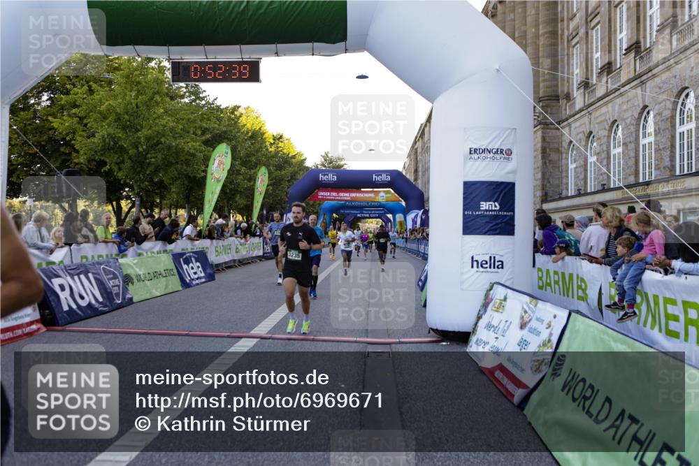 01.09.2024 - BARMER Alsterlauf Kathrin Stürmer Photography http://msf.ph/oto/6969671 01.09.2024 09:52:36 Ziel 2583, 2607, 2735, 2737, 2778, 2880, 3279, 3507, 3635, 3778, 3823, 3843, 4248, 4288, 4427, 4712, 4741, 4986, 5187, 5234, 8028, 8066, 2188, 2453, 3037, 3235, 3716, 3720, 3858, 4077, 4200, 4658, 4864, 4933, 5086, 5236, 8095, 8098, 8269 meine-sportfotos.de
