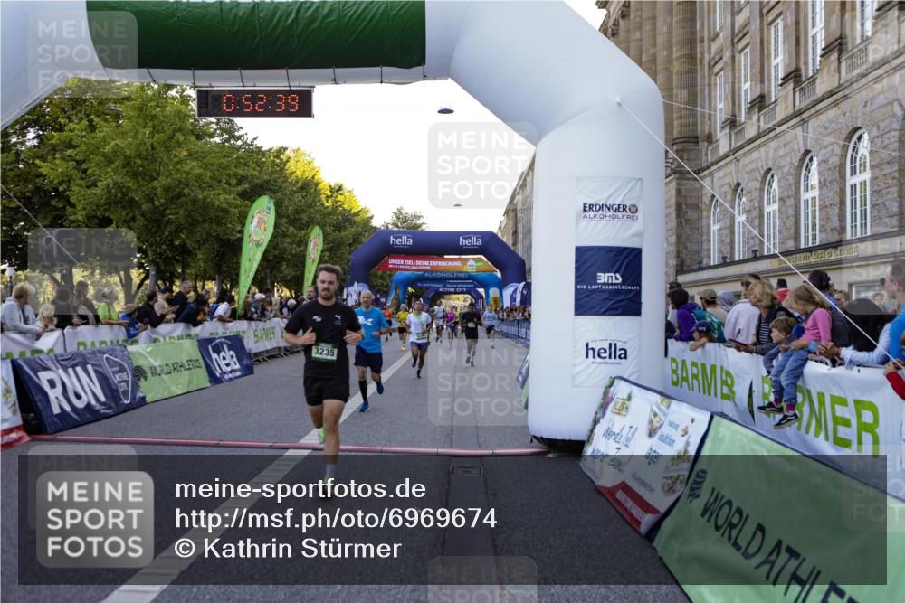 01.09.2024 - BARMER Alsterlauf Kathrin Stürmer Photography http://msf.ph/oto/6969674 01.09.2024 09:52:37 Ziel 2583, 2607, 2735, 2737, 2778, 2880, 3279, 3507, 3635, 3778, 3823, 3843, 4248, 4288, 4427, 4712, 4741, 4986, 5187, 5234, 8028, 8066, 2036, 2188, 2453, 3037, 3235, 3716, 3858, 4077, 4200, 4658, 4864, 4933, 5236, 8095, 8098, 8269 meine-sportfotos.de