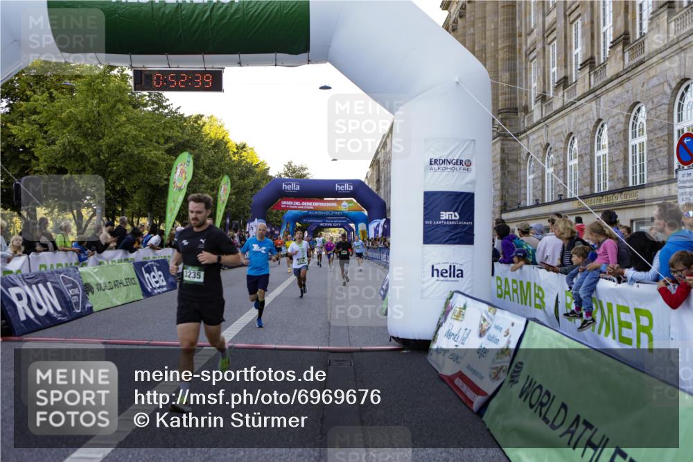 01.09.2024 - BARMER Alsterlauf Kathrin Stürmer Photography http://msf.ph/oto/6969676 01.09.2024 09:52:37 Ziel 2583, 2607, 2735, 2737, 2778, 2880, 3279, 3507, 3635, 3778, 3823, 3843, 4248, 4288, 4427, 4712, 4741, 4986, 5187, 5234, 8028, 8066, 2036, 2188, 2453, 3037, 3235, 3716, 3858, 4077, 4200, 4658, 4864, 4933, 5236, 8095, 8098, 8269 meine-sportfotos.de