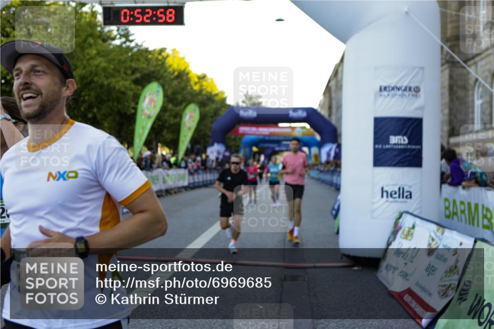 01.09.2024 - BARMER Alsterlauf Kathrin Stürmer Photography http://msf.ph/oto/6969685 01.09.2024 09:52:56 Ziel 2008, 2692, 2714, 3052, 3297, 3631, 3632, 3732, 3887, 3889, 4033, 4082, 4295, 4506, 4726, 4806, 4807, 4851, 5025, 8126, 8365, 2291, 2295, 2310, 2338, 2353, 2712, 2742, 2862, 2931, 3325, 3526, 4330, 5074, 5240, 8021, 8161 meine-sportfotos.de