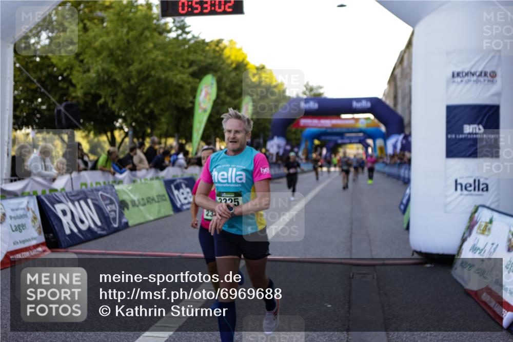 01.09.2024 - BARMER Alsterlauf Kathrin Stürmer Photography http://msf.ph/oto/6969688 01.09.2024 09:53:00 Ziel 2008, 2692, 2714, 3052, 3449, 3631, 3632, 3732, 3887, 3889, 4033, 4082, 4295, 4506, 4726, 4806, 4807, 4851, 5025, 8365, 2291, 2310, 2338, 2742, 2862, 2931, 3325, 3355, 3526, 5074, 8161, 8279 meine-sportfotos.de