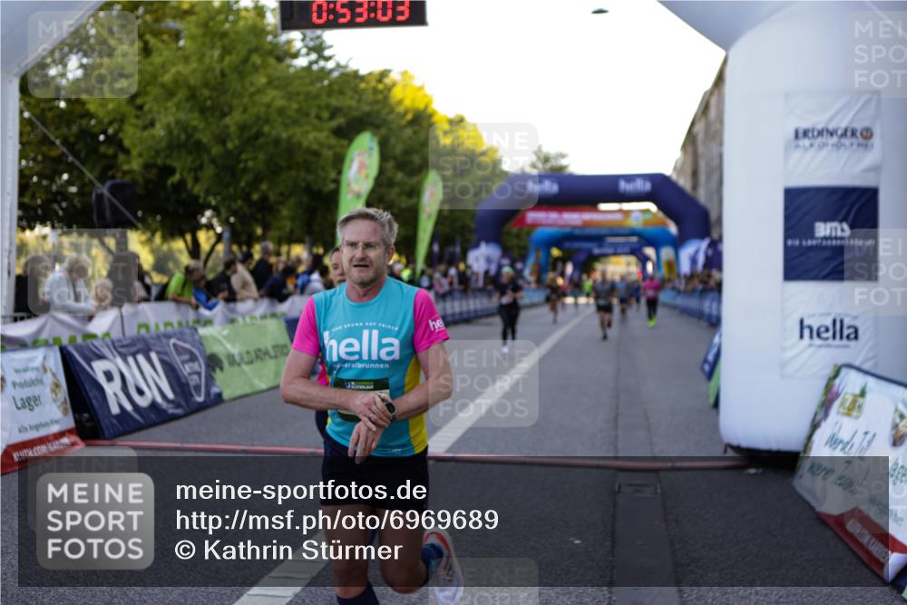 01.09.2024 - BARMER Alsterlauf Kathrin Stürmer Photography http://msf.ph/oto/6969689 01.09.2024 09:53:00 Ziel 2008, 2692, 2714, 3052, 3449, 3631, 3632, 3732, 3887, 3889, 4033, 4082, 4295, 4506, 4726, 4806, 4807, 4851, 5025, 8365, 2291, 2310, 2338, 2742, 2862, 2931, 3325, 3355, 3526, 5074, 8161, 8279 meine-sportfotos.de