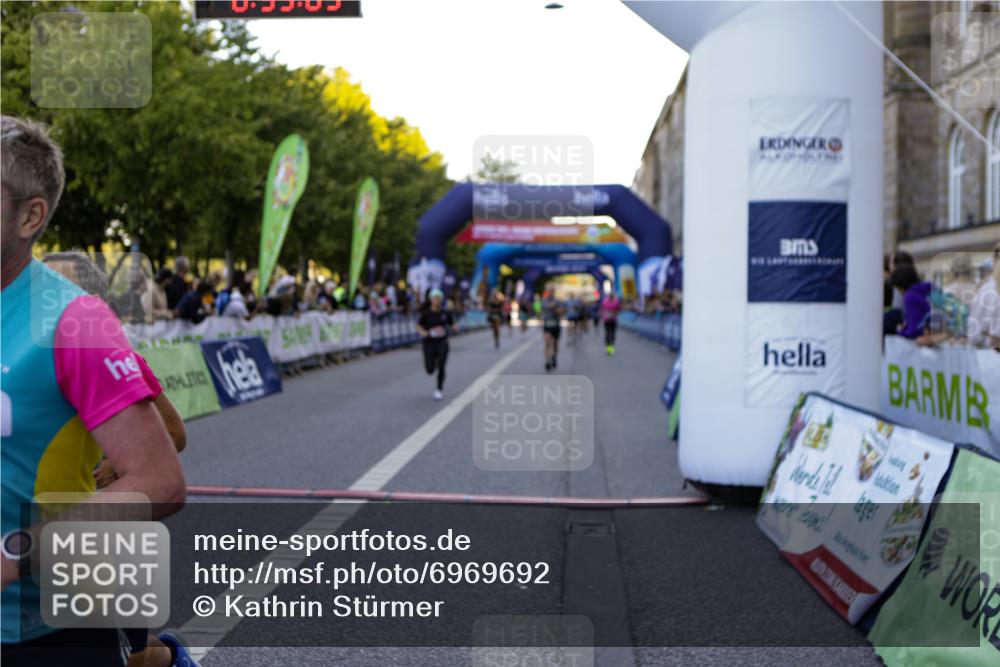 01.09.2024 - BARMER Alsterlauf Kathrin Stürmer Photography http://msf.ph/oto/6969692 01.09.2024 09:53:01 Ziel 2008, 2692, 2714, 3052, 3113, 3449, 3509, 3631, 3632, 3732, 3887, 3889, 4033, 4082, 4506, 4627, 4806, 4807, 4851, 5025, 8365, 2310, 2338, 2742, 2862, 2931, 3325, 3355, 8161, 8258, 8279 meine-sportfotos.de
