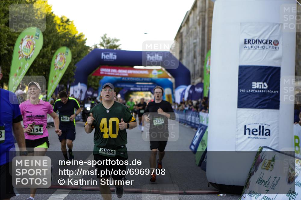 01.09.2024 - BARMER Alsterlauf Kathrin Stürmer Photography http://msf.ph/oto/6969708 01.09.2024 09:54:01 Ziel 2096, 2147, 2219, 2239, 2368, 2393, 2478, 2494, 2746, 2748, 2966, 3100, 3172, 3173, 3232, 3237, 3601, 3602, 3607, 3740, 3745, 3785, 3786, 3985, 4042, 4094, 4421, 4530, 4535, 4566, 4567, 4616, 4660, 4901, 4965, 5154, 5182, 5185, 5194, 8333, 2156, 2215, 2399, 2711, 2808, 3014, 3020, 3333, 3777, 3852, 4041, 4154, 4533, 4594, 4661, 4924, 5034, 5155, 5157, 5183, 5202, 8013, 8128, 8166, 8277 meine-sportfotos.de