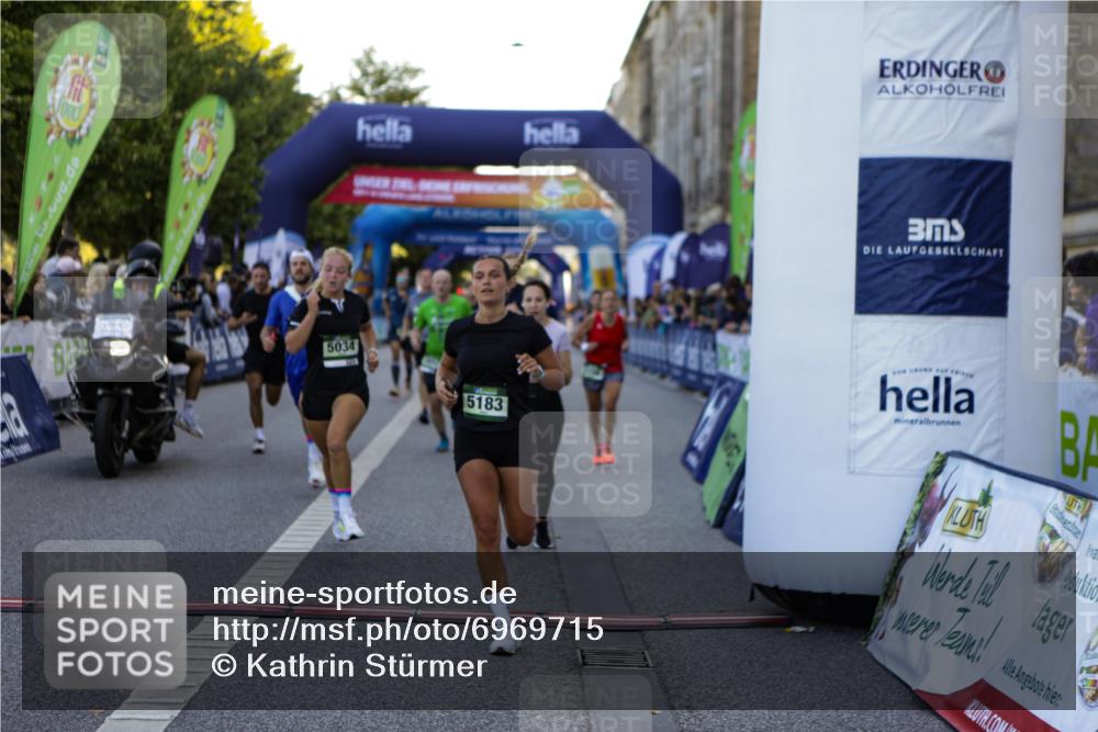 01.09.2024 - BARMER Alsterlauf Kathrin Stürmer Photography http://msf.ph/oto/6969715 01.09.2024 09:54:06 Ziel 2041, 2147, 2219, 2239, 2368, 2393, 2488, 2489, 2494, 2589, 2672, 2746, 2748, 2966, 3023, 3100, 3173, 3232, 3601, 3602, 3607, 3745, 3812, 3985, 4535, 4566, 4567, 4901, 5154, 5182, 5185, 5194, 8226, 8333, 2156, 2296, 2297, 2416, 2697, 2711, 2808, 3333, 3777, 3852, 4041, 4055, 4154, 4240, 4533, 4594, 5034, 5183, 5229, 8020, 8128, 8166, 8277 meine-sportfotos.de