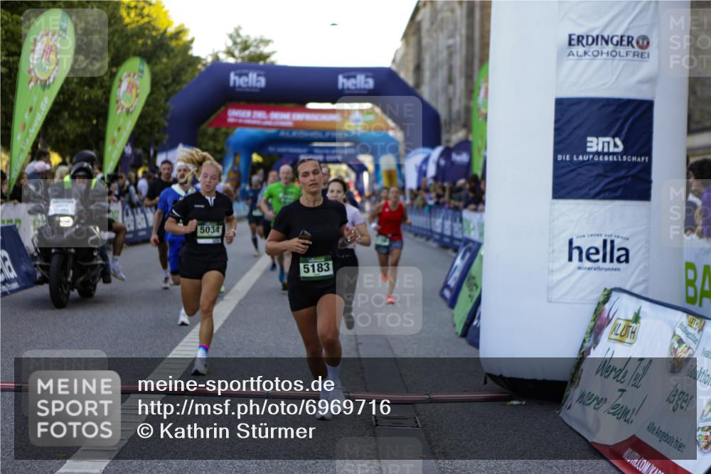 01.09.2024 - BARMER Alsterlauf Kathrin Stürmer Photography http://msf.ph/oto/6969716 01.09.2024 09:54:06 Ziel 2041, 2147, 2219, 2239, 2368, 2393, 2488, 2489, 2494, 2589, 2672, 2746, 2748, 2966, 3023, 3100, 3173, 3232, 3601, 3602, 3607, 3745, 3812, 3985, 4535, 4566, 4567, 4901, 5154, 5182, 5185, 5194, 8226, 8333, 2156, 2296, 2297, 2416, 2697, 2711, 2808, 3333, 3777, 3852, 4041, 4055, 4154, 4240, 4533, 4594, 5034, 5183, 5229, 8020, 8128, 8166, 8277 meine-sportfotos.de