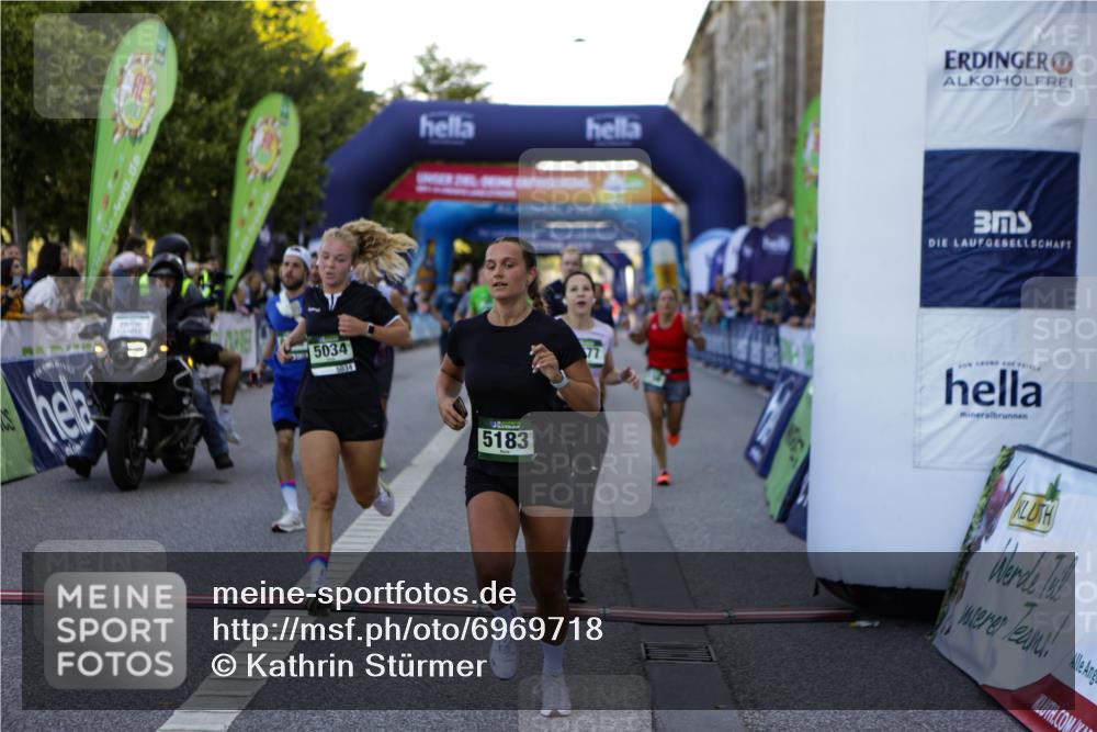01.09.2024 - BARMER Alsterlauf Kathrin Stürmer Photography http://msf.ph/oto/6969718 01.09.2024 09:54:06 Ziel 2041, 2147, 2219, 2239, 2368, 2393, 2488, 2489, 2494, 2589, 2672, 2746, 2748, 2966, 3023, 3100, 3173, 3232, 3601, 3602, 3607, 3745, 3812, 3985, 4535, 4566, 4567, 4901, 5154, 5182, 5185, 5194, 8226, 8333, 2156, 2296, 2297, 2416, 2697, 2711, 2808, 3333, 3777, 3852, 4041, 4055, 4154, 4240, 4533, 4594, 5034, 5183, 5229, 8020, 8128, 8166, 8277 meine-sportfotos.de