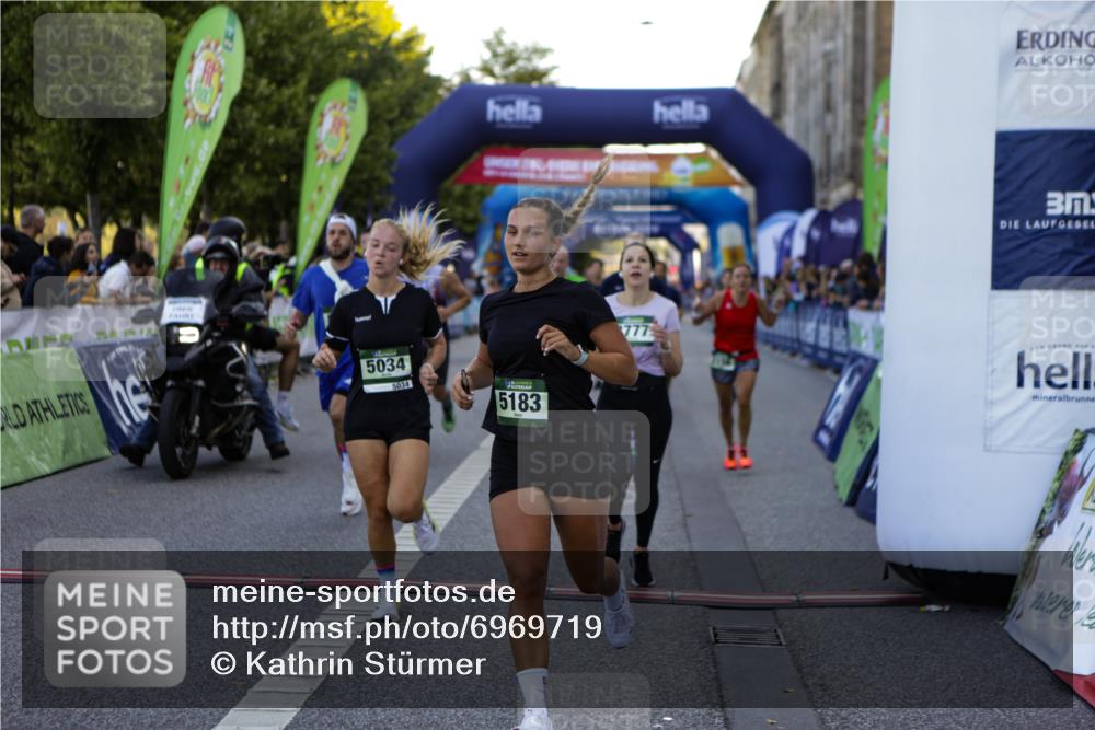 01.09.2024 - BARMER Alsterlauf Kathrin Stürmer Photography http://msf.ph/oto/6969719 01.09.2024 09:54:06 Ziel 2041, 2147, 2219, 2239, 2368, 2393, 2488, 2489, 2494, 2589, 2672, 2746, 2748, 2966, 3023, 3100, 3173, 3232, 3601, 3602, 3607, 3745, 3812, 3985, 4535, 4566, 4567, 4901, 5154, 5182, 5185, 5194, 8226, 8333, 2156, 2296, 2297, 2416, 2697, 2711, 2808, 3333, 3777, 3852, 4041, 4055, 4154, 4240, 4533, 4594, 5034, 5183, 5229, 8020, 8128, 8166, 8277 meine-sportfotos.de