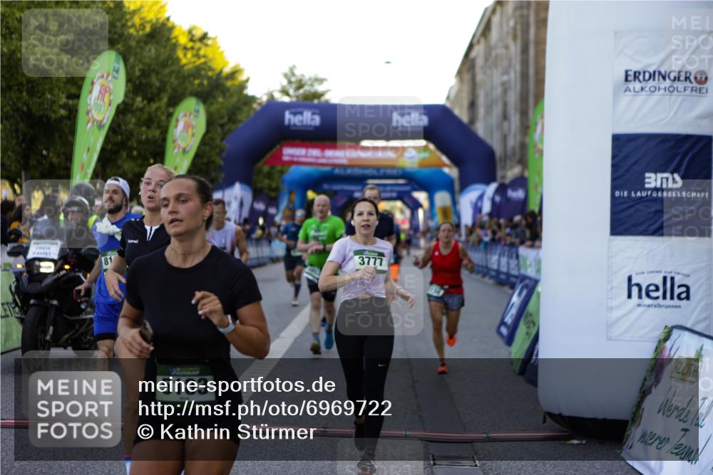 01.09.2024 - BARMER Alsterlauf Kathrin Stürmer Photography http://msf.ph/oto/6969722 01.09.2024 09:54:07 Ziel 2041, 2147, 2219, 2239, 2368, 2393, 2488, 2489, 2494, 2589, 2672, 2746, 2966, 3023, 3100, 3173, 3232, 3601, 3602, 3607, 3745, 3812, 3985, 4535, 4566, 4567, 4901, 5154, 5182, 5185, 5194, 8226, 8333, 2156, 2296, 2297, 2416, 2697, 2711, 2808, 3333, 3777, 3852, 4041, 4055, 4154, 4240, 4594, 5034, 5183, 5229, 8020, 8128, 8166, 8277 meine-sportfotos.de