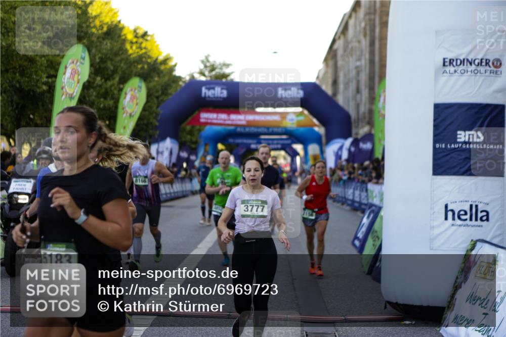 01.09.2024 - BARMER Alsterlauf Kathrin Stürmer Photography http://msf.ph/oto/6969723 01.09.2024 09:54:07 Ziel 2041, 2147, 2219, 2239, 2368, 2393, 2488, 2489, 2494, 2589, 2672, 2746, 2966, 3023, 3100, 3173, 3232, 3601, 3602, 3607, 3745, 3812, 3985, 4535, 4566, 4567, 4901, 5154, 5182, 5185, 5194, 8226, 8333, 2156, 2296, 2297, 2416, 2697, 2711, 2808, 3333, 3777, 3852, 4041, 4055, 4154, 4240, 4594, 5034, 5183, 5229, 8020, 8128, 8166, 8277 meine-sportfotos.de