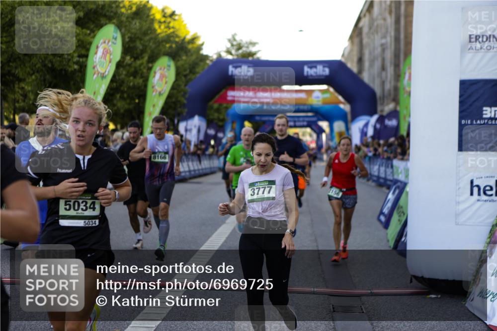 01.09.2024 - BARMER Alsterlauf Kathrin Stürmer Photography http://msf.ph/oto/6969725 01.09.2024 09:54:07 Ziel 2041, 2147, 2219, 2239, 2368, 2393, 2488, 2489, 2494, 2589, 2672, 2746, 2966, 3023, 3100, 3173, 3232, 3601, 3602, 3607, 3745, 3812, 3985, 4535, 4566, 4567, 4901, 5154, 5182, 5185, 5194, 8226, 8333, 2156, 2296, 2297, 2416, 2697, 2711, 2808, 3333, 3777, 3852, 4041, 4055, 4154, 4240, 4594, 5034, 5183, 5229, 8020, 8128, 8166, 8277 meine-sportfotos.de