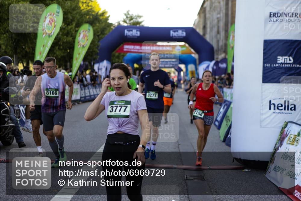 01.09.2024 - BARMER Alsterlauf Kathrin Stürmer Photography http://msf.ph/oto/6969729 01.09.2024 09:54:08 Ziel 2041, 2147, 2219, 2239, 2368, 2393, 2488, 2489, 2494, 2589, 2672, 2746, 2966, 3023, 3100, 3173, 3232, 3601, 3602, 3607, 3745, 3807, 3812, 3985, 4535, 4566, 4567, 4901, 5154, 5182, 5185, 5194, 8226, 8333, 2156, 2296, 2297, 2416, 2697, 2711, 2808, 2985, 3333, 3777, 3852, 4041, 4055, 4240, 5034, 5183, 5229, 8020, 8128, 8166, 8277 meine-sportfotos.de