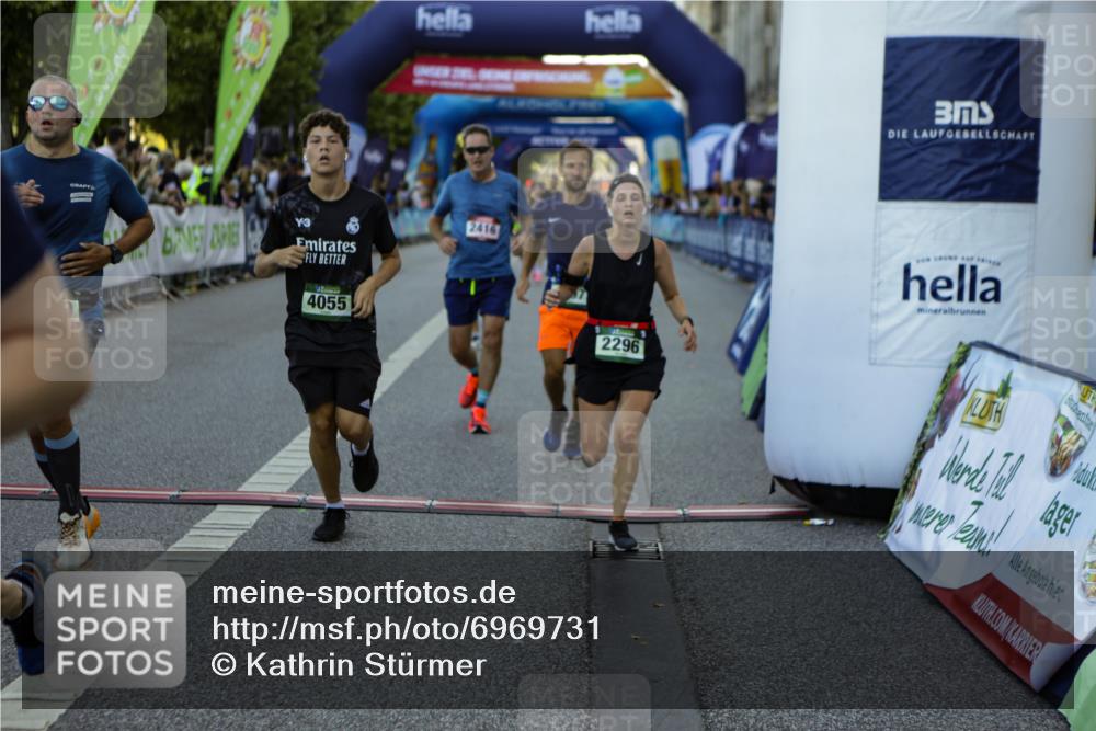 01.09.2024 - BARMER Alsterlauf Kathrin Stürmer Photography http://msf.ph/oto/6969731 01.09.2024 09:54:11 Ziel 2041, 2147, 2219, 2239, 2368, 2393, 2488, 2489, 2589, 2672, 2746, 2966, 3023, 3100, 3173, 3601, 3602, 3607, 3745, 3807, 3812, 4535, 4566, 4567, 4901, 5182, 5185, 5194, 8226, 8333, 2156, 2296, 2297, 2416, 2697, 2711, 2728, 2985, 3777, 3852, 4055, 4240, 4895, 5034, 5183, 5229, 8020, 8128, 8166, 8277 meine-sportfotos.de
