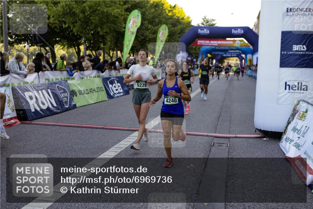 01.09.2024 - BARMER Alsterlauf Kathrin Stürmer Photography http://msf.ph/oto/6969736 01.09.2024 09:54:16 Ziel 2041, 2147, 2205, 2219, 2239, 2488, 2489, 2589, 2672, 3023, 3173, 3601, 3602, 3745, 3807, 3812, 4010, 4011, 4566, 4567, 4734, 4901, 4934, 4939, 5278, 8110, 8226, 8334, 2296, 2297, 2416, 2540, 2599, 2697, 2711, 2728, 2985, 3780, 4055, 4240, 4315, 4895, 5001, 5229, 8020 meine-sportfotos.de