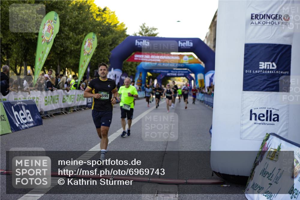 01.09.2024 - BARMER Alsterlauf Kathrin Stürmer Photography http://msf.ph/oto/6969743 01.09.2024 09:54:17 Ziel 2041, 2147, 2205, 2219, 2239, 2488, 2489, 2589, 2672, 3023, 3034, 3173, 3601, 3602, 3682, 3745, 3807, 3812, 4010, 4011, 4734, 4901, 4934, 4939, 5278, 8110, 8226, 8252, 8334, 2296, 2297, 2416, 2540, 2599, 2697, 2728, 2985, 3780, 4055, 4240, 4315, 4738, 4895, 5001, 5229, 8020 meine-sportfotos.de