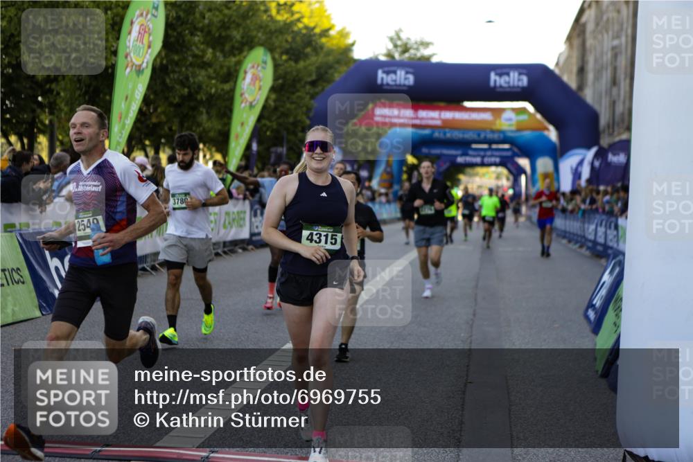 01.09.2024 - BARMER Alsterlauf Kathrin Stürmer Photography http://msf.ph/oto/6969755 01.09.2024 09:54:23 Ziel 2041, 2169, 2205, 2292, 2488, 2489, 2672, 3023, 3034, 3199, 3682, 3807, 3812, 3835, 4010, 4011, 4633, 4734, 4798, 4934, 4939, 5180, 5278, 8110, 8226, 8252, 8334, 2540, 2561, 2599, 2728, 2985, 3776, 3780, 4172, 4173, 4303, 4315, 4514, 4738, 4895, 5001 meine-sportfotos.de