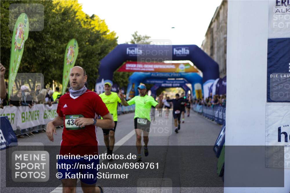 01.09.2024 - BARMER Alsterlauf Kathrin Stürmer Photography http://msf.ph/oto/6969761 01.09.2024 09:54:30 Ziel 2169, 2170, 2205, 2265, 2292, 2499, 2858, 2983, 3005, 3034, 3199, 3331, 3627, 3665, 3682, 3769, 3835, 4010, 4011, 4517, 4633, 4734, 4798, 4801, 4854, 4934, 4939, 5021, 5022, 5066, 5180, 5278, 8110, 8252, 8334, 2561, 2599, 2878, 3442, 3654, 3776, 3780, 3962, 4172, 4173, 4303, 4514, 4738, 5001 meine-sportfotos.de