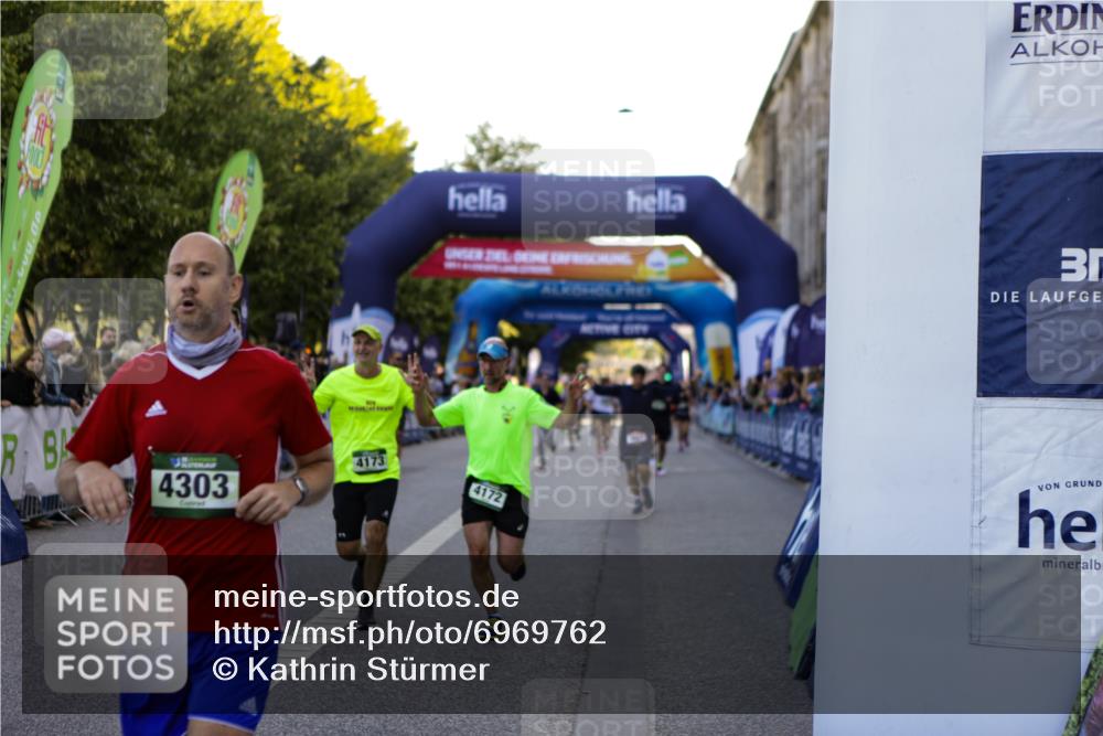 01.09.2024 - BARMER Alsterlauf Kathrin Stürmer Photography http://msf.ph/oto/6969762 01.09.2024 09:54:30 Ziel 2169, 2170, 2205, 2265, 2292, 2499, 2858, 2983, 3005, 3034, 3199, 3331, 3627, 3665, 3682, 3769, 3835, 4010, 4011, 4517, 4633, 4734, 4798, 4801, 4854, 4934, 4939, 5021, 5022, 5066, 5180, 5278, 8110, 8252, 8334, 2561, 2599, 2878, 3442, 3654, 3776, 3780, 3962, 4172, 4173, 4303, 4514, 4738, 5001 meine-sportfotos.de