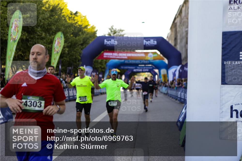 01.09.2024 - BARMER Alsterlauf Kathrin Stürmer Photography http://msf.ph/oto/6969763 01.09.2024 09:54:30 Ziel 2169, 2170, 2205, 2265, 2292, 2499, 2858, 2983, 3005, 3034, 3199, 3331, 3627, 3665, 3682, 3769, 3835, 4010, 4011, 4517, 4633, 4734, 4798, 4801, 4854, 4934, 4939, 5021, 5022, 5066, 5180, 5278, 8110, 8252, 8334, 2561, 2599, 2878, 3442, 3654, 3776, 3780, 3962, 4172, 4173, 4303, 4514, 4738, 5001 meine-sportfotos.de