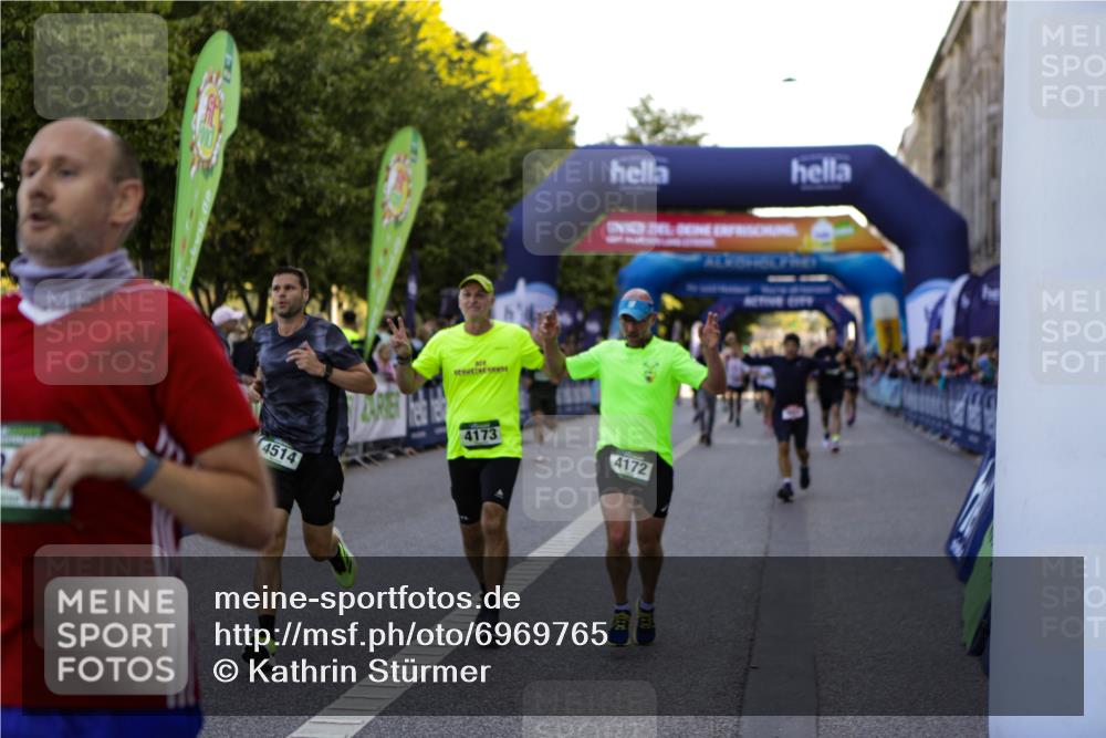 01.09.2024 - BARMER Alsterlauf Kathrin Stürmer Photography http://msf.ph/oto/6969765 01.09.2024 09:54:30 Ziel 2169, 2170, 2205, 2265, 2292, 2499, 2858, 2983, 3005, 3034, 3199, 3331, 3627, 3665, 3682, 3769, 3835, 4010, 4011, 4517, 4633, 4734, 4798, 4801, 4854, 4934, 4939, 5021, 5022, 5066, 5180, 5278, 8110, 8252, 8334, 2561, 2599, 2878, 3442, 3654, 3776, 3780, 3962, 4172, 4173, 4303, 4514, 4738, 5001 meine-sportfotos.de