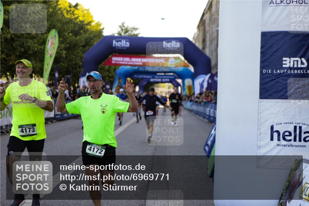01.09.2024 - BARMER Alsterlauf Kathrin Stürmer Photography http://msf.ph/oto/6969771 01.09.2024 09:54:31 Ziel 2169, 2170, 2205, 2265, 2292, 2499, 2592, 2858, 2983, 3005, 3034, 3199, 3331, 3627, 3665, 3682, 3769, 3835, 4010, 4011, 4517, 4633, 4734, 4798, 4801, 4854, 4934, 4939, 5021, 5022, 5066, 5180, 5278, 8110, 8252, 8334, 2561, 2599, 2878, 3442, 3637, 3654, 3776, 3780, 3962, 4172, 4173, 4303, 4514, 4738 meine-sportfotos.de