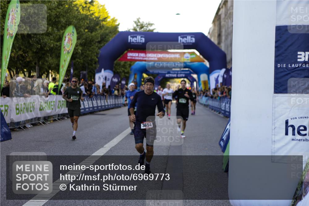 01.09.2024 - BARMER Alsterlauf Kathrin Stürmer Photography http://msf.ph/oto/6969773 01.09.2024 09:54:34 Ziel 2169, 2170, 2265, 2292, 2499, 2592, 2858, 2892, 2983, 3005, 3034, 3199, 3331, 3444, 3514, 3627, 3665, 3682, 3769, 3835, 4010, 4011, 4517, 4633, 4734, 4798, 4801, 4854, 4939, 5021, 5022, 5066, 5067, 5180, 8252, 2372, 2561, 2878, 2899, 3402, 3442, 3637, 3654, 3679, 3938, 3962, 4172, 4173, 4303, 4514, 8074 meine-sportfotos.de
