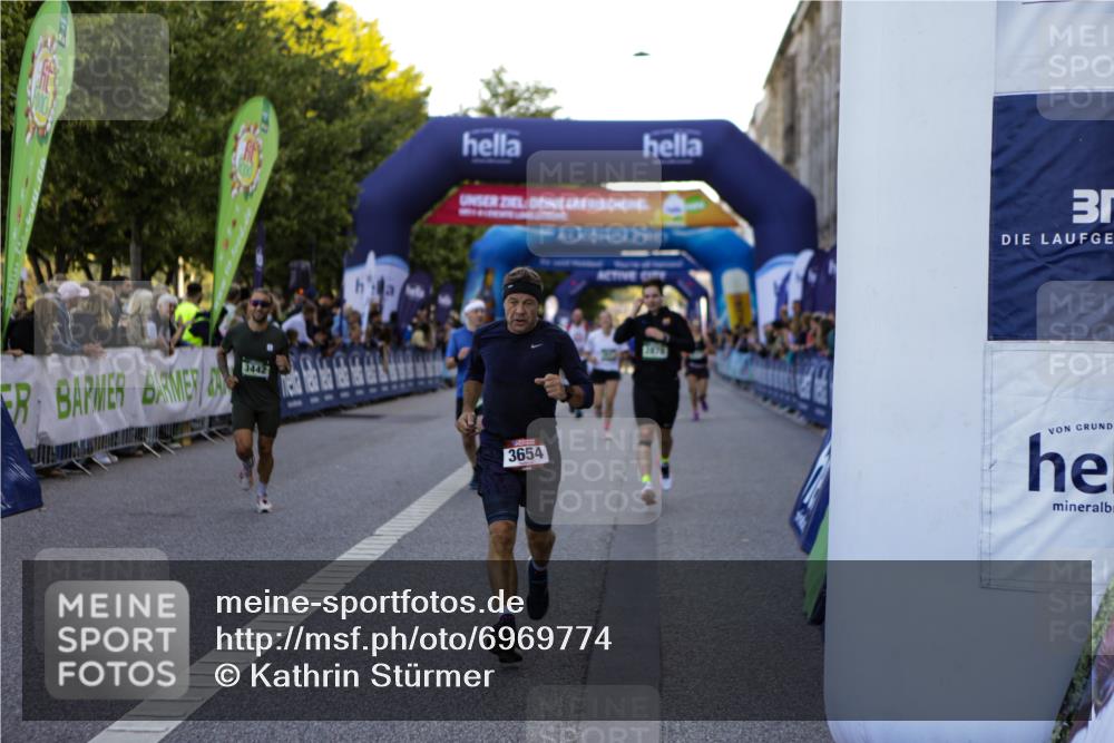 01.09.2024 - BARMER Alsterlauf Kathrin Stürmer Photography http://msf.ph/oto/6969774 01.09.2024 09:54:34 Ziel 2169, 2170, 2265, 2292, 2499, 2592, 2858, 2892, 2983, 3005, 3034, 3199, 3331, 3444, 3514, 3627, 3665, 3682, 3769, 3835, 4010, 4011, 4517, 4633, 4734, 4798, 4801, 4854, 4939, 5021, 5022, 5066, 5067, 5180, 8252, 2372, 2561, 2878, 2899, 3402, 3442, 3637, 3654, 3679, 3938, 3962, 4172, 4173, 4303, 4514, 8074 meine-sportfotos.de