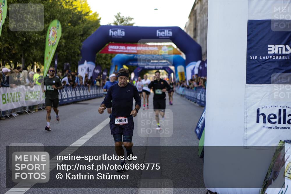 01.09.2024 - BARMER Alsterlauf Kathrin Stürmer Photography http://msf.ph/oto/6969775 01.09.2024 09:54:34 Ziel 2169, 2170, 2265, 2292, 2499, 2592, 2858, 2892, 2983, 3005, 3034, 3199, 3331, 3444, 3514, 3627, 3665, 3682, 3769, 3835, 4010, 4011, 4517, 4633, 4734, 4798, 4801, 4854, 4939, 5021, 5022, 5066, 5067, 5180, 8252, 2372, 2561, 2878, 2899, 3402, 3442, 3637, 3654, 3679, 3938, 3962, 4172, 4173, 4303, 4514, 8074 meine-sportfotos.de