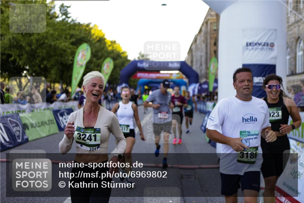 01.09.2024 - BARMER Alsterlauf Kathrin Stürmer Photography http://msf.ph/oto/6969802 01.09.2024 09:55:35 Ziel 2018, 2182, 2285, 2718, 2856, 2937, 2946, 2948, 3292, 3293, 3313, 3458, 3592, 3613, 3781, 3849, 3867, 4009, 4037, 4038, 4362, 4364, 4365, 4366, 4459, 4819, 4925, 4931, 5008, 5227, 8323, 2194, 2232, 2955, 3060, 3156, 3186, 3241, 3317, 3409, 3800, 3923, 4053, 4654, 5027, 5082, 5109, 5243, 8350 meine-sportfotos.de