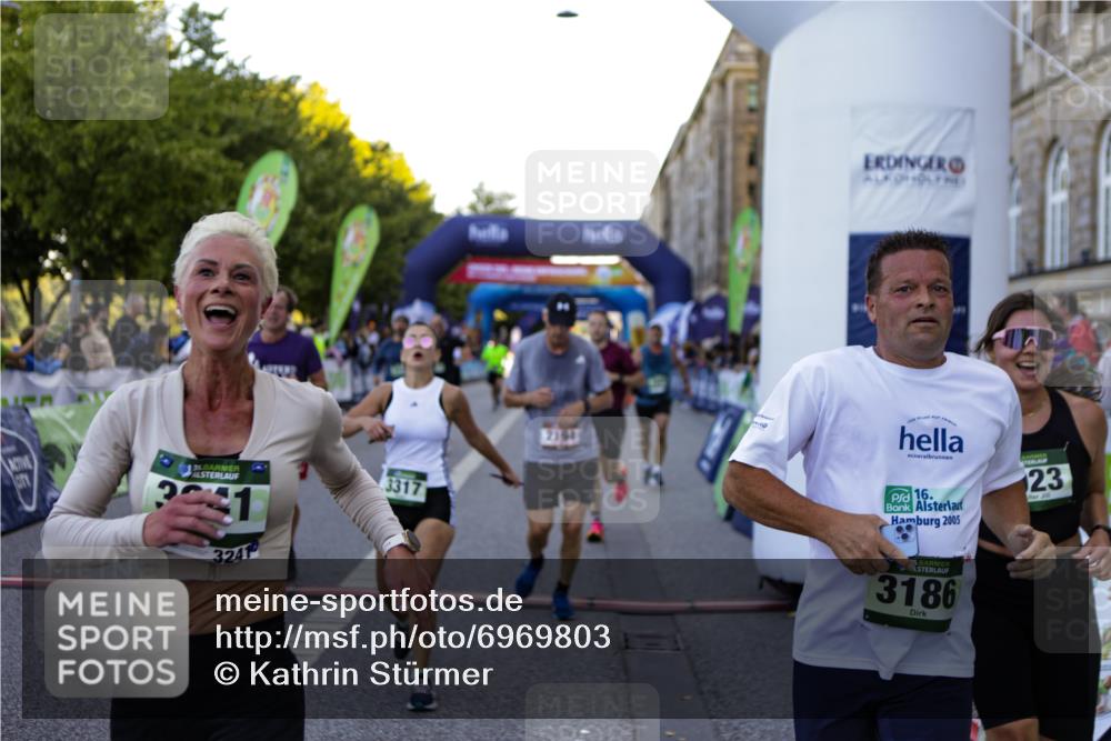 01.09.2024 - BARMER Alsterlauf Kathrin Stürmer Photography http://msf.ph/oto/6969803 01.09.2024 09:55:35 Ziel 2018, 2182, 2285, 2718, 2856, 2937, 2946, 2948, 3292, 3293, 3313, 3458, 3592, 3613, 3781, 3849, 3867, 4009, 4037, 4038, 4362, 4364, 4365, 4366, 4459, 4819, 4925, 4931, 5008, 5227, 8323, 2194, 2232, 2955, 3060, 3156, 3186, 3241, 3317, 3409, 3800, 3923, 4053, 4654, 5027, 5082, 5109, 5243, 8350 meine-sportfotos.de