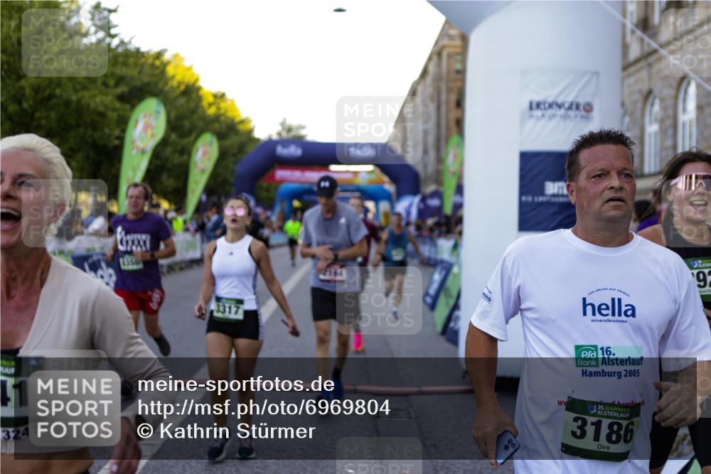 01.09.2024 - BARMER Alsterlauf Kathrin Stürmer Photography http://msf.ph/oto/6969804 01.09.2024 09:55:36 Ziel 2018, 2182, 2285, 2718, 2856, 2937, 2946, 2948, 3292, 3293, 3313, 3458, 3592, 3613, 3781, 3849, 3867, 4009, 4037, 4038, 4161, 4362, 4364, 4365, 4366, 4459, 4717, 4819, 4925, 4931, 5008, 5227, 8323, 2194, 2232, 2565, 2955, 3060, 3186, 3241, 3317, 3409, 3800, 3923, 4053, 4654, 5027, 5082, 5109, 5243, 8350 meine-sportfotos.de