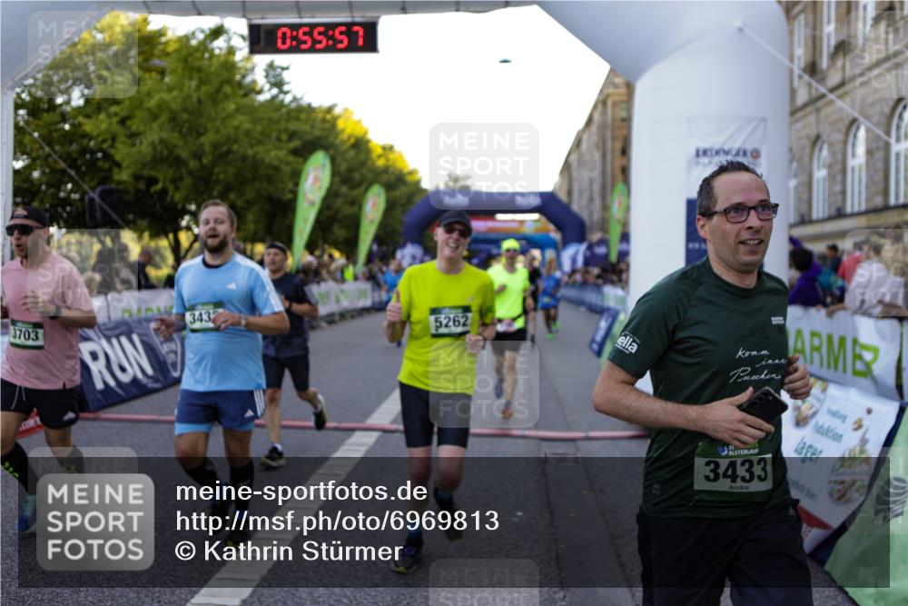 01.09.2024 - BARMER Alsterlauf Kathrin Stürmer Photography http://msf.ph/oto/6969813 01.09.2024 09:55:56 Ziel 2157, 2298, 2305, 2547, 2673, 2707, 2772, 2978, 2996, 3120, 3153, 3296, 3649, 3657, 4160, 4161, 4320, 4409, 4504, 4717, 4918, 5123, 5200, 5239, 5271, 5288, 5304, 8129, 2100, 2195, 2458, 2616, 2782, 3117, 3423, 3431, 3432, 3433, 3548, 3703, 3857, 3989, 4187, 4476, 4718, 4782, 4866, 4899, 4946, 5108, 5226, 5262 meine-sportfotos.de