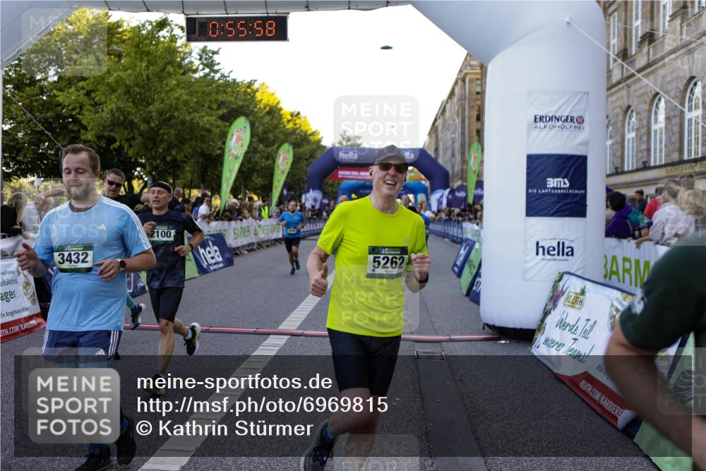 01.09.2024 - BARMER Alsterlauf Kathrin Stürmer Photography http://msf.ph/oto/6969815 01.09.2024 09:55:56 Ziel 2157, 2298, 2305, 2547, 2673, 2707, 2772, 2978, 2996, 3120, 3153, 3296, 3649, 3657, 4160, 4161, 4320, 4409, 4504, 4717, 4918, 5123, 5200, 5239, 5271, 5288, 5304, 8129, 2100, 2195, 2458, 2616, 2782, 3117, 3423, 3431, 3432, 3433, 3548, 3703, 3857, 3989, 4187, 4476, 4718, 4782, 4866, 4899, 4946, 5108, 5226, 5262 meine-sportfotos.de