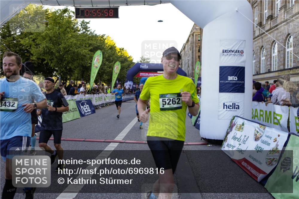 01.09.2024 - BARMER Alsterlauf Kathrin Stürmer Photography http://msf.ph/oto/6969816 01.09.2024 09:55:56 Ziel 2157, 2298, 2305, 2547, 2673, 2707, 2772, 2978, 2996, 3120, 3153, 3296, 3649, 3657, 4160, 4161, 4320, 4409, 4504, 4717, 4918, 5123, 5200, 5239, 5271, 5288, 5304, 8129, 2100, 2195, 2458, 2616, 2782, 3117, 3423, 3431, 3432, 3433, 3548, 3703, 3857, 3989, 4187, 4476, 4718, 4782, 4866, 4899, 4946, 5108, 5226, 5262 meine-sportfotos.de
