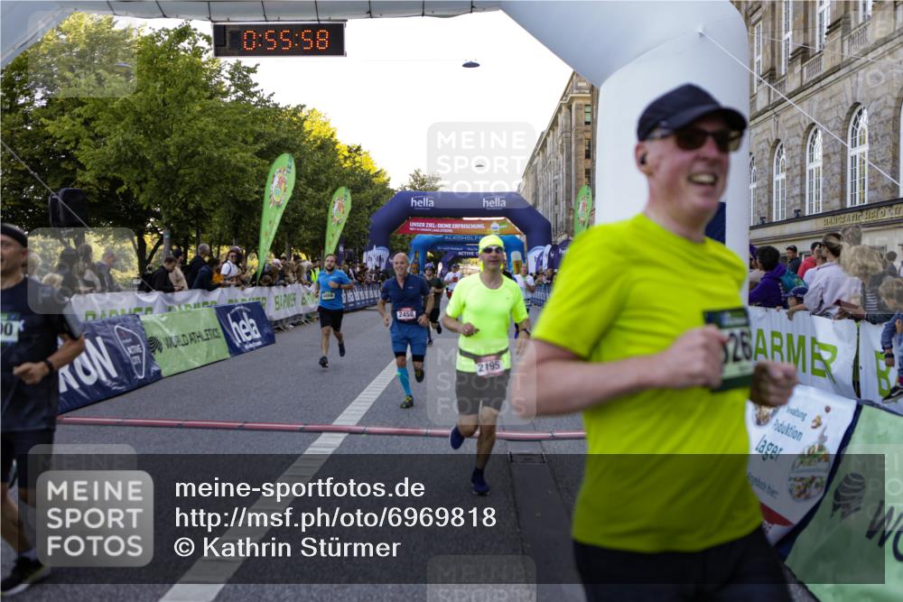 01.09.2024 - BARMER Alsterlauf Kathrin Stürmer Photography http://msf.ph/oto/6969818 01.09.2024 09:55:56 Ziel 2157, 2298, 2305, 2547, 2673, 2707, 2772, 2978, 2996, 3120, 3153, 3296, 3649, 3657, 4160, 4161, 4320, 4409, 4504, 4717, 4918, 5123, 5200, 5239, 5271, 5288, 5304, 8129, 2100, 2195, 2458, 2616, 2782, 3117, 3423, 3431, 3432, 3433, 3548, 3703, 3857, 3989, 4187, 4476, 4718, 4782, 4866, 4899, 4946, 5108, 5226, 5262 meine-sportfotos.de